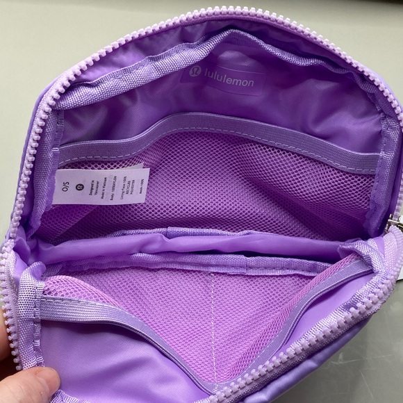 Lululemon Everywhere Belt Bag in Lavender Lululemon NWT OSFM - Picture 6 of 7